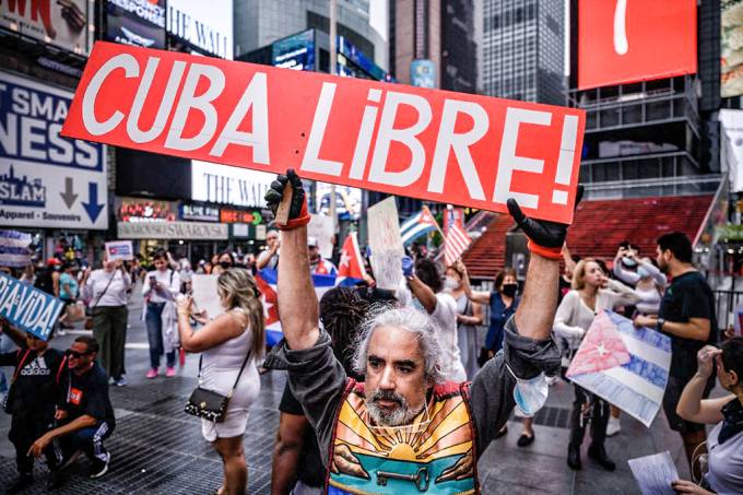 Manifestantes na Times Square, em Nova York, apoiam os protestos antigoverno em Cuba. Foto: ED JONES /AFP/Getty Images